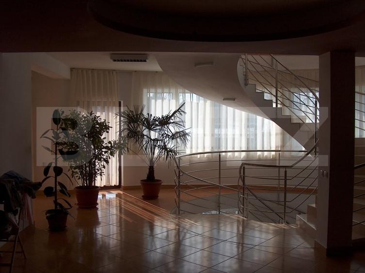 Casă individuală cu 8 camere cu Piscina în Micro 1