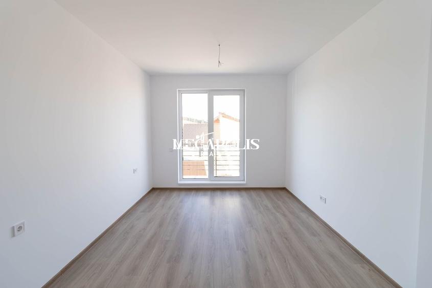 Duplex cu 4 camere cu Canalizare în Sânpetru