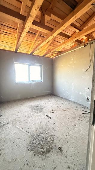 Casă individuală cu 3 camere cu Teren 1678 Mp în Est