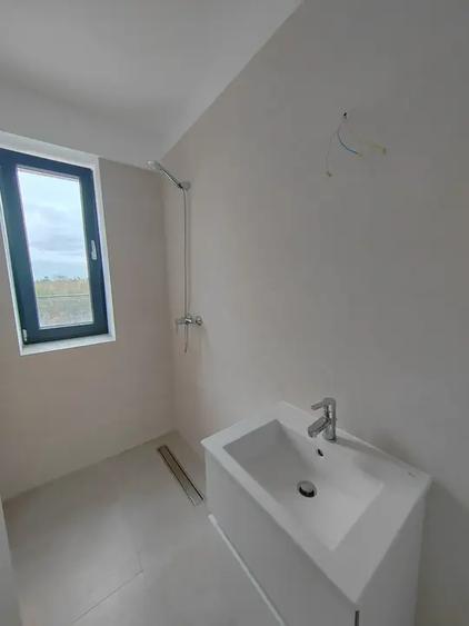 Apartament cu 3 camere decomandat în Sisești