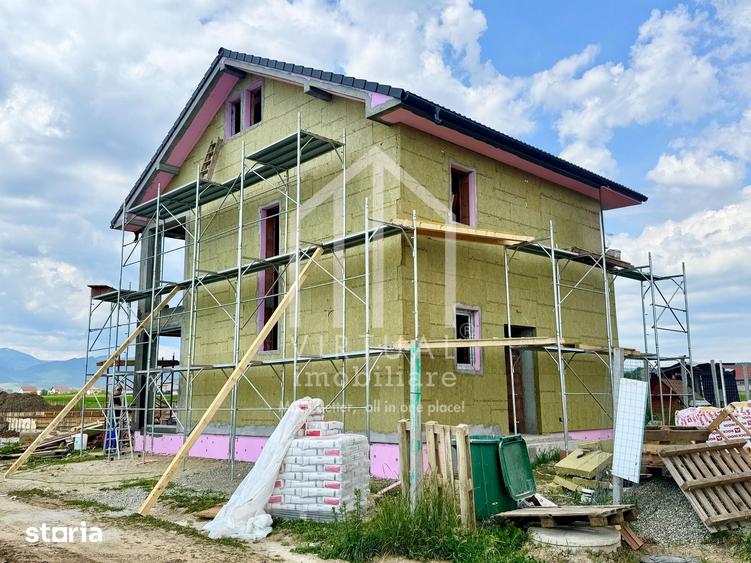 Casă cu 4 camere cu Teren 310 Mp în Cristian