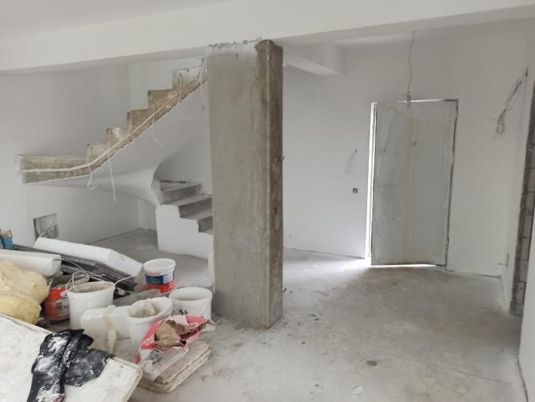Casă individuală cu 3 camere cu Canalizare în Central