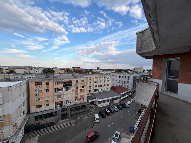 Apartament cu 4 camere decomandat, mobilat în Piața Centrală