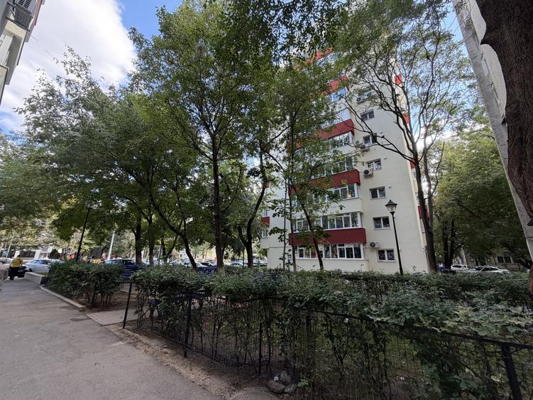 Apartament cu 3 camere decomandat în Olteniței