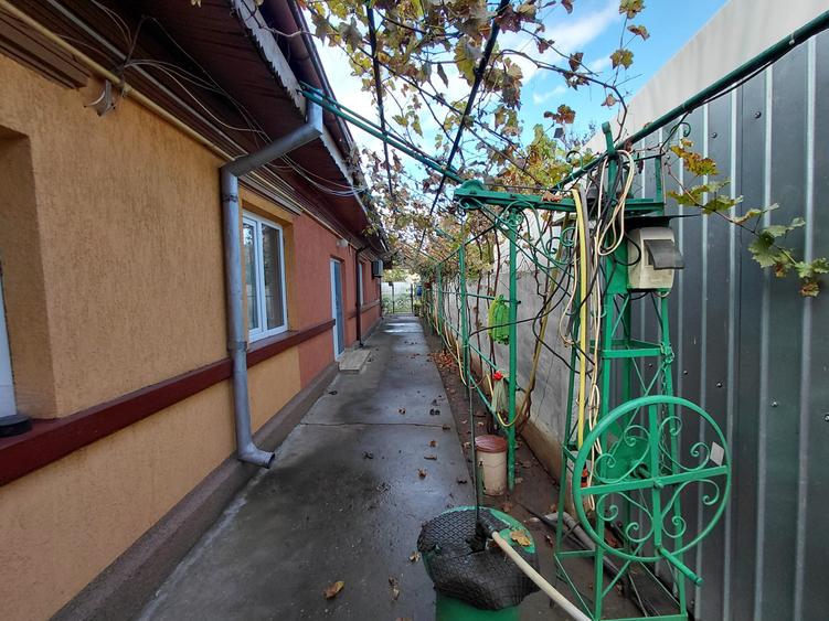 Casă individuală cu 6 camere cu Canalizare în Central