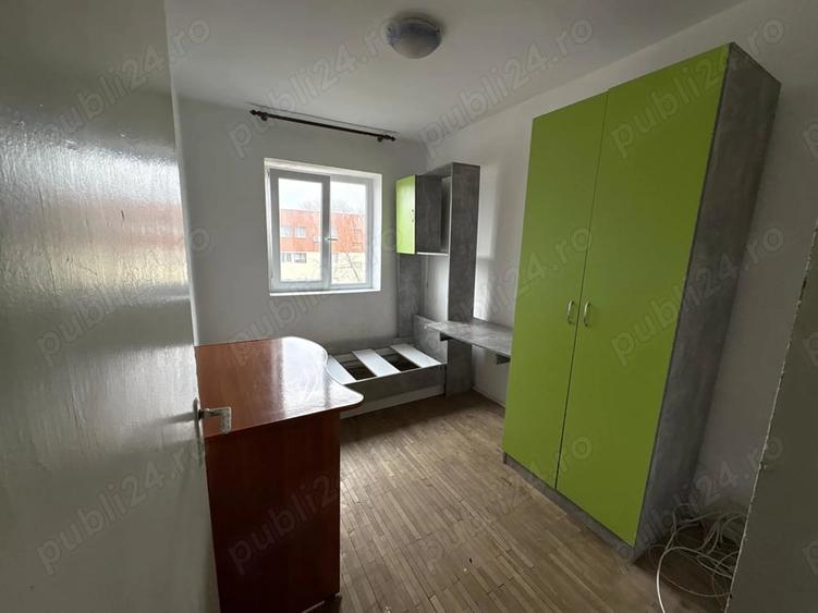 Apartament cu 3 camere semidecomandat în Central