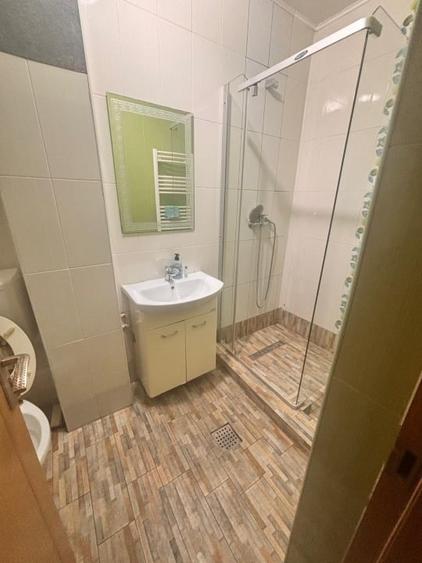 Casă individuală cu 5 camere cu Teren 180 Mp în Rahova