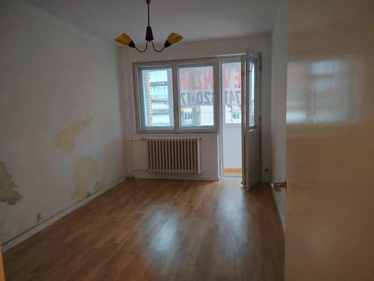 Apartament cu 3 camere semidecomandat în Drumul Taberei