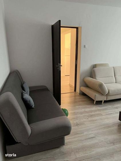Apartament cu 3 camere semidecomandat în Calea București