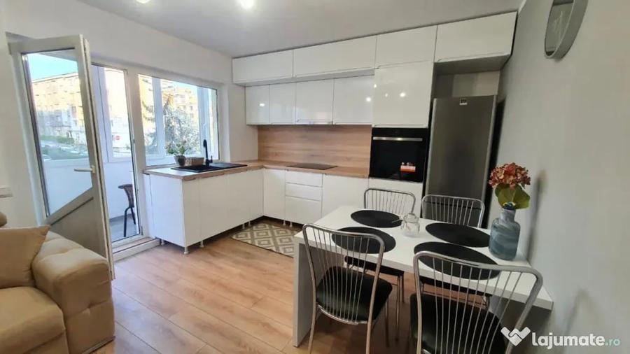 Apartament cu 3 camere decomandat în Între Lacuri
