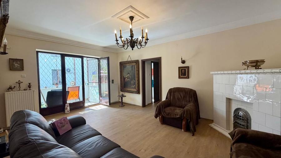 Apartament cu 3 camere semidecomandat în Primăverii