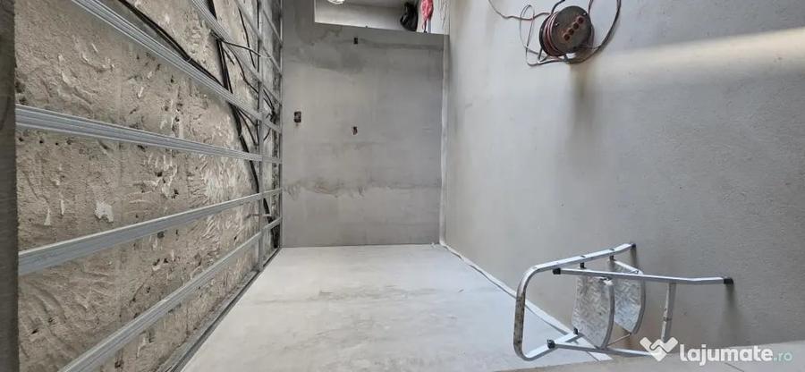 Apartament cu 3 camere semidecomandat în Petros