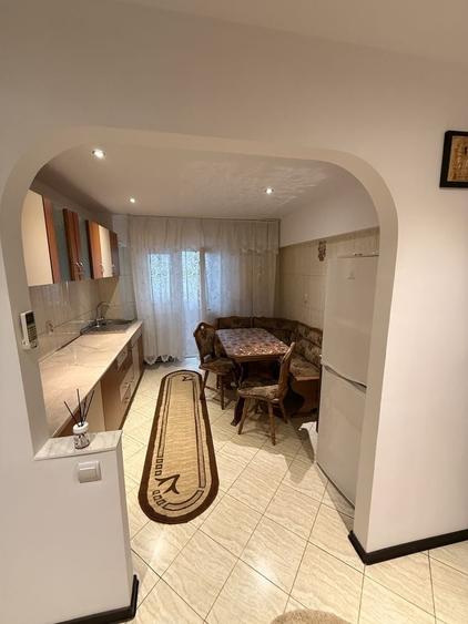 Apartament cu 3 camere decomandat în Obor