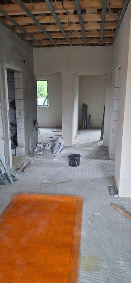 Casă individuală cu 4 camere cu Teren 300 Mp în Est