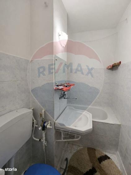 Apartament cu 2 camere semidecomandat în Craiovița Nouă