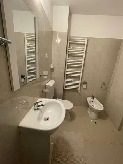 Apartament cu 3 camere semidecomandat, mobilat în Florești