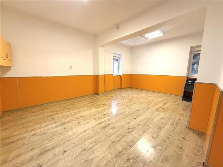 Casă individuală cu 13 camere cu Teren 275 Mp în Carierei