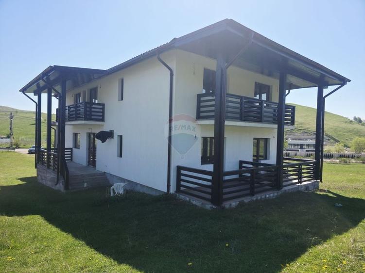 Casă individuală cu 8 camere cu Teren 1550 Mp în Dărmănești