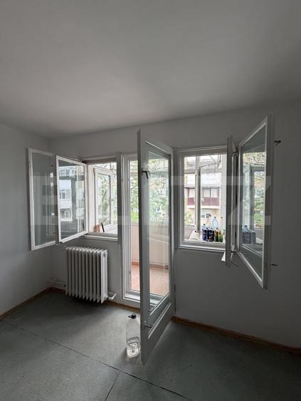 Apartament cu 2 camere semidecomandat în Craiovița Nouă