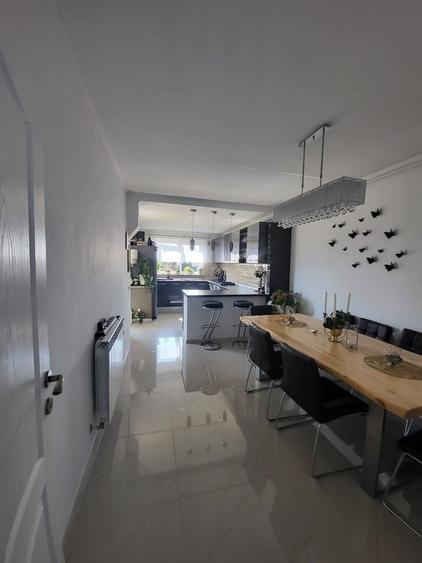 Casă individuală cu 6 camere cu Teren 680 Mp în Central