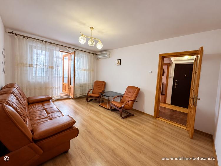 Apartament cu 3 camere semidecomandat în Central