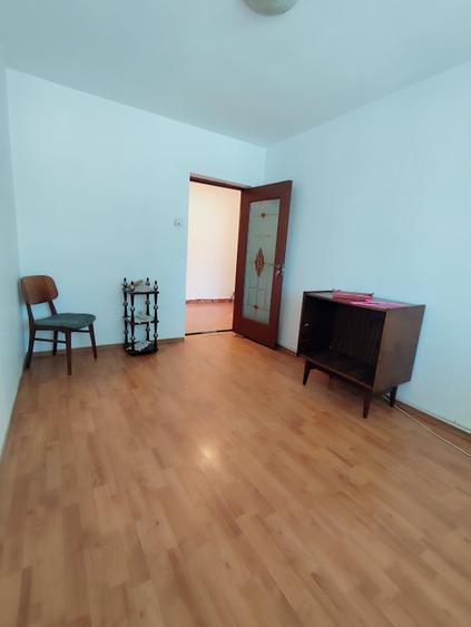 Apartament cu 4 camere decomandat în Far