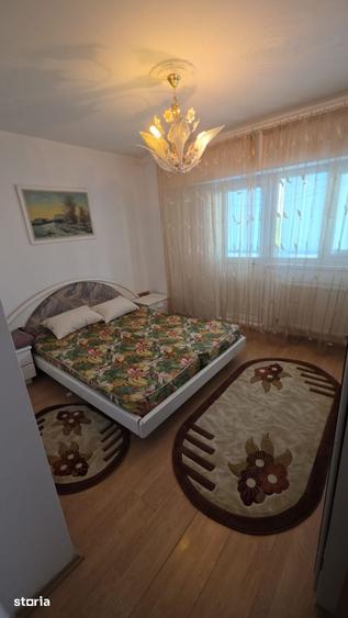 Apartament cu 4 camere decomandat în Tei