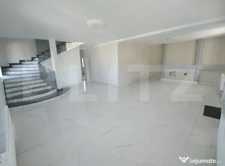 Casă cu 7 camere cu Teren 489 Mp în Central