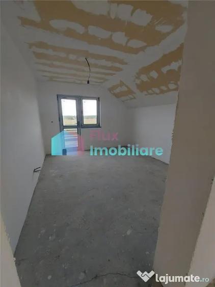 Casă cu 4 camere cu Teren 8450 Mp în Central