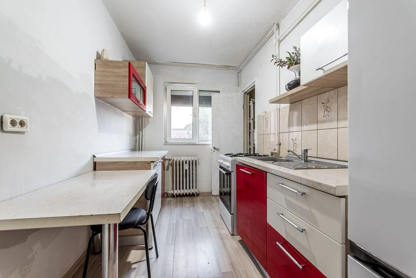 Apartament cu 3 camere decomandat, mobilat în Polivalentă