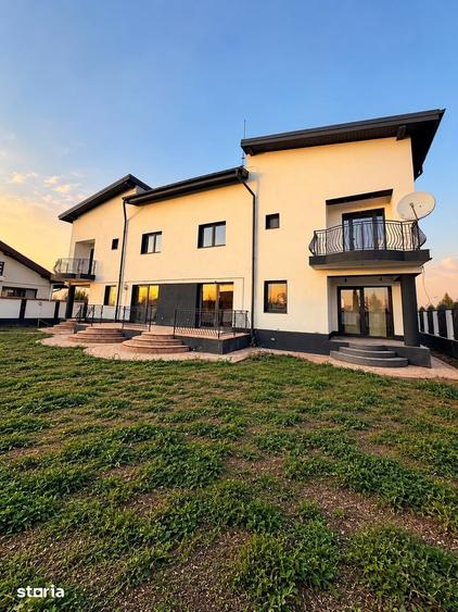 Casă cu 6 camere cu Teren 350 Mp în Joița