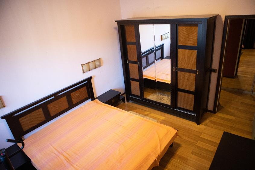 Apartament cu 3 camere semidecomandat în Cișmigiu
