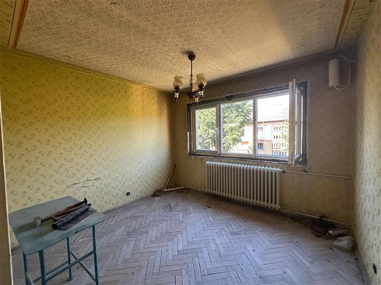 Apartament cu 3 camere semidecomandat în Micro II