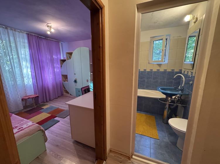 Apartament cu 3 camere semidecomandat în Central