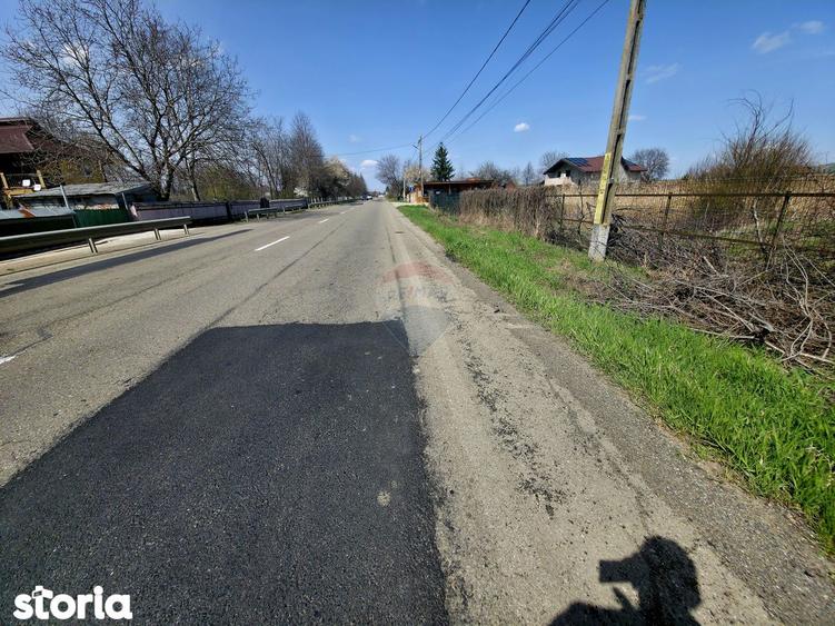 Teren de 7000 mp, în Girov