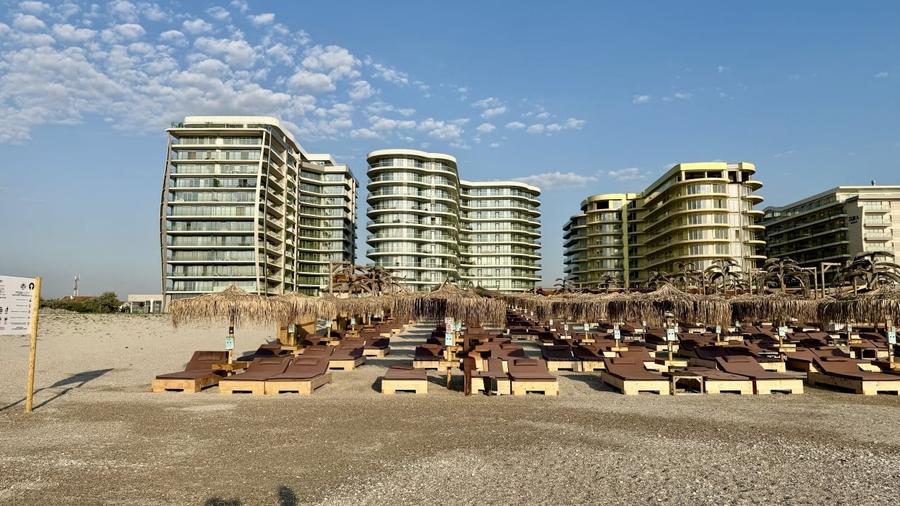 Apartament cu 3 camere decomandat, mobilat în Mamaia