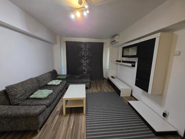 Apartament cu 3 camere semidecomandat în Berceni