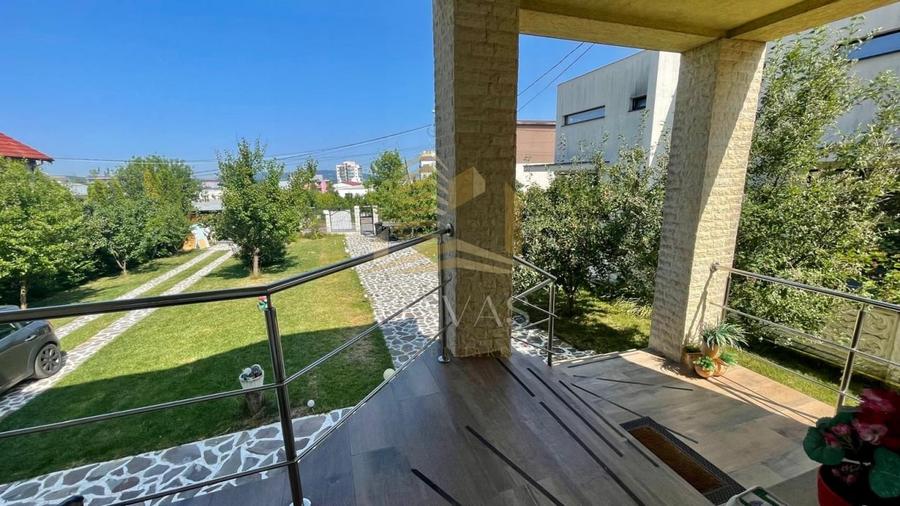 Casă individuală cu 6 camere cu Teren 1000 Mp în Zorilor