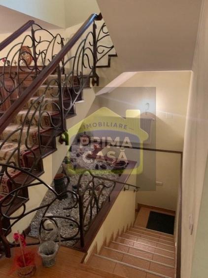 Duplex cu 10 camere cu Canalizare în Săsar