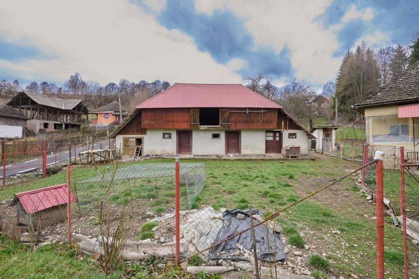 Casă individuală cu 4 camere cu Canalizare în Nucșoara