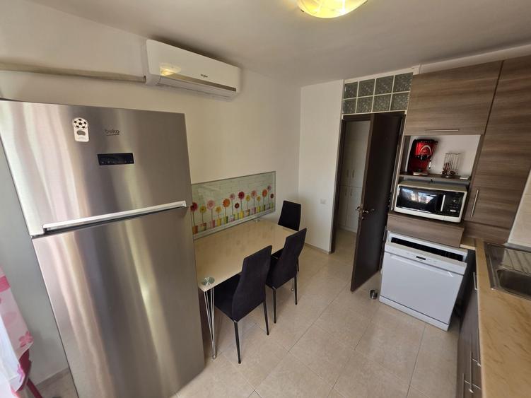 Apartament cu 3 camere semidecomandat în Tineretului