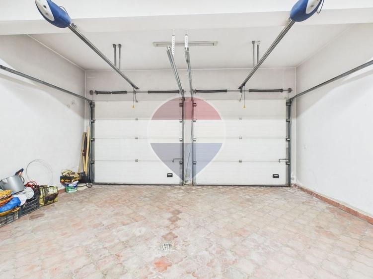 Casă individuală cu 9 camere cu Teren 642 Mp în Periferie