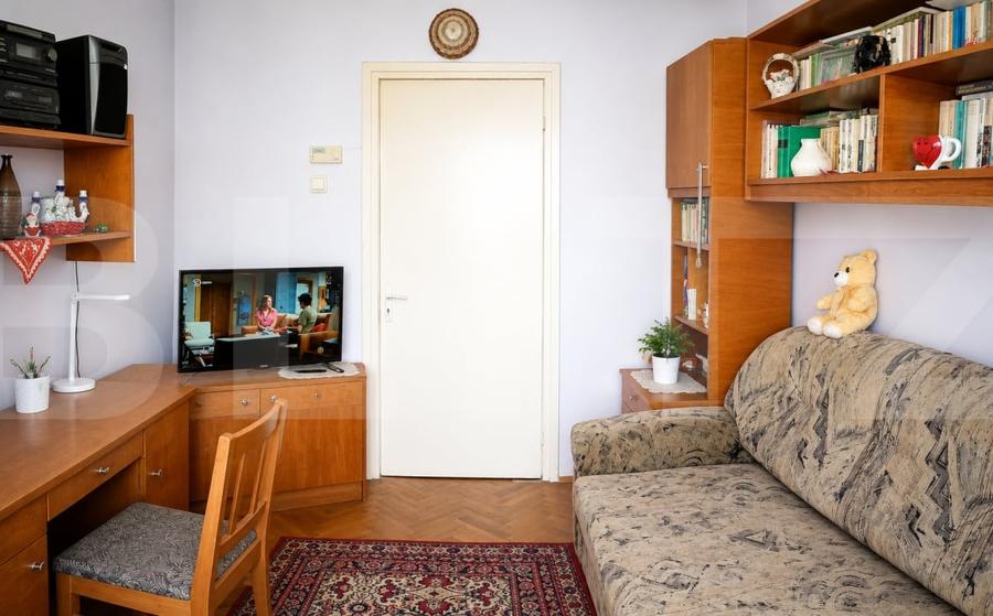 Apartament cu 3 camere semidecomandat în Simeria