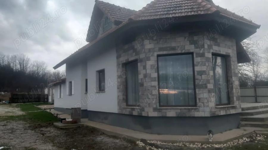 Casă cu 5 camere cu Teren 3000 Mp în Colonești