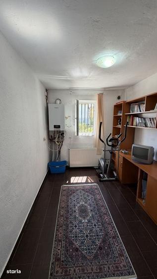 Casă cu 4 camere în Central