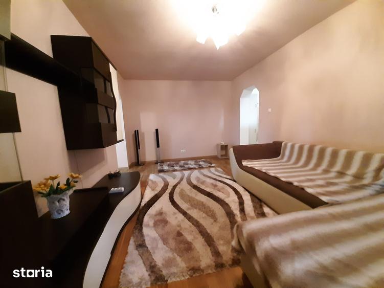 Apartament cu 3 camere semidecomandat în Micro 16