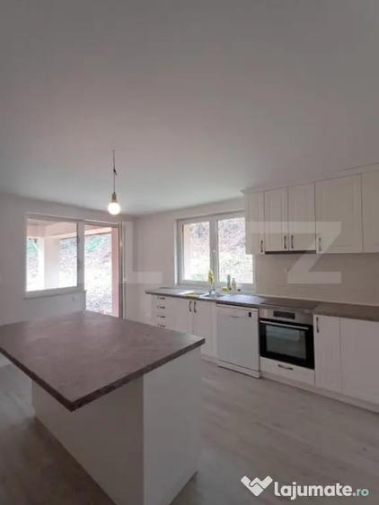 Casă cu 5 camere cu Teren 1590 Mp în Luna