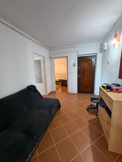 Apartament cu 4 camere decomandat, mobilat în Piața Centrală
