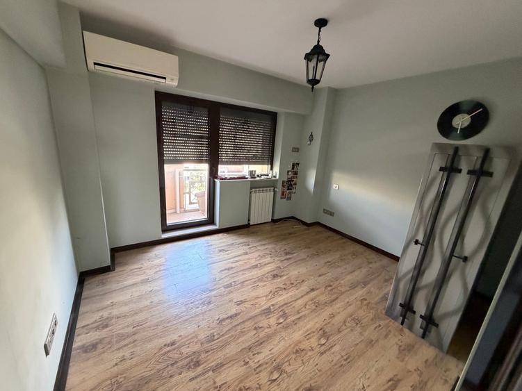 Apartament cu 4 camere semidecomandat în P-ța Victoriei