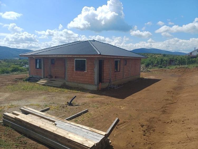 Casă cu 4 camere în Exterior Vest